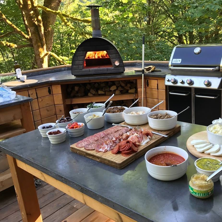 The Ultimate Guide to Backyard Pizza Parties: Tips and Tricks using our Authentic Pizza Oven